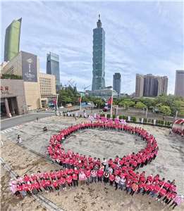 中華民國乳癌病友協會集結400位來自全台的病友及其家人排出大型粉紅絲帶圖騰。(TBCA提供)