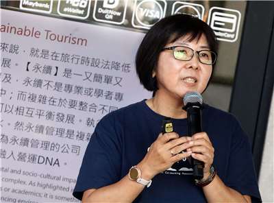 王貞儒老師以澎湖石滬文化再生為例，說明如何讓文化遺產成為推動地方經濟的力量，啟發馬來西亞島嶼思考屬於自己的永續藍圖。（張欣薇攝）