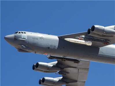 圖為B-52轟炸機攜帶空射快速反應武器(ARRW)。(圖：維基百科)