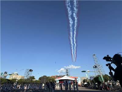 空軍雷虎特技小組，以全新換裝的勇鷹高教機，編成五機大雁隊形，噴著彩煙低空通過觀禮台上方，為此次預演作結。(謝佳興 攝)
