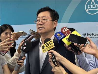 中經院院長連賢明指出，AI科技熱潮推升全球對半導體需求，且下半年維持暢旺，經濟呈「內外皆溫」。(楊文君攝)