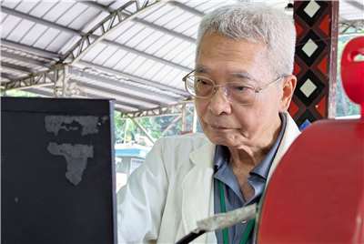 中醫師郭春吉以22年如一日的偏鄉巡診堅持，榮獲今年「醫療奉獻獎」肯定。(Rti)