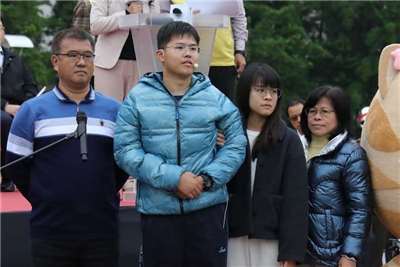 傘兵秦良丰跳傘受傷之後，努力復健。今年元旦時曾獲邀擔任「高雄市各界慶祝中華民國114年元旦升旗典禮」國歌領唱。(中央社)