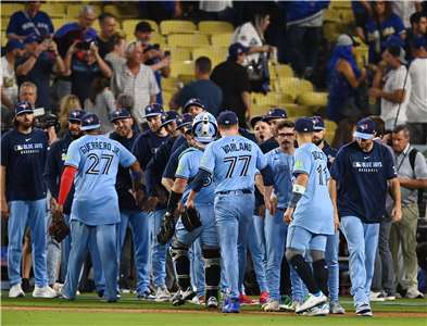 多倫多藍鳥隊球員在贏得MLB世界大賽第四場對洛杉磯道奇隊的比賽後慶祝。 (AFP)