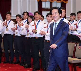 總統賴清德（前）27日在總統府接見「2025年第21屆世界警察消防運動會」代表團，步入會場時眾人鼓掌歡迎。(圖：中央社)