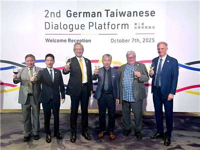 外交部政務次長吳志中（左三）、德國在台協會代表狄嘉信（Karsten Tietz，右一）及「台德民間論壇」雙方共同主席合影。 (圖：外交部)