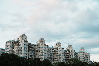 房屋稅2.0新制上路，兩類型房屋不計入囤房戶數計算，可適用單一稅率課徵房屋稅。示意圖。