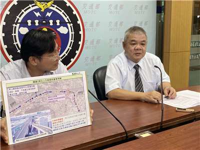 高公局副局長彭煥儒(右)7日表示，「五股北出匝道改善工程」完工後，將可大幅縮減2、3個鐘頭的塞車時間。(吳琍君攝)