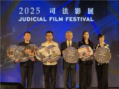 司法院代理院長謝銘洋(中)與金馬執委會執行長聞天祥(左一)以及李家驊導演(左二)、演員小薰(右二)、監製董成瑜(右一)，聯袂宣告影展將於11月6日正式開跑。(江昭倫 攝)
