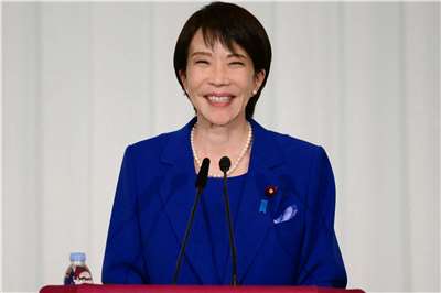 高市早苗4日贏得自民黨總裁選舉，召開當選記者會。