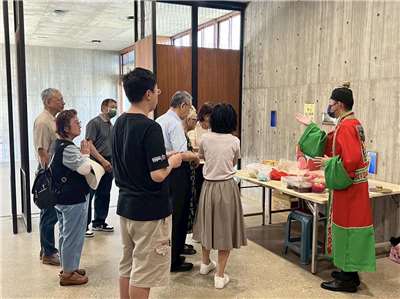 民眾黨前主席柯文哲10日赴新竹大坪頂納骨堂祭拜過世的父親。(圖:取自柯文哲臉書)