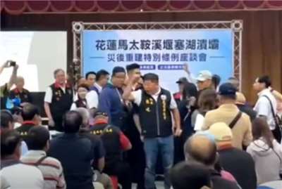 國民黨立委傅崐萁、鄭天財今天(27日)下午在花蓮光復鄉舉行馬太鞍溪堰塞湖災後座談會，但卻有許多民眾未被准許入場引發怒火，議長張峻(圖中著黑背心者)率群眾代表進場質問並怒踢傅崐萁桌子。(翻攝花蓮世代青年聯盟 曙光計劃粉專)