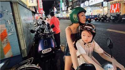 台灣導演鄒時擎執導的「左撇子女孩」，以台北喧騰的夜市為背景，細膩描繪一段跨越3代母女的動人篇章。（左撇子女孩電影製作有限公司提供） 