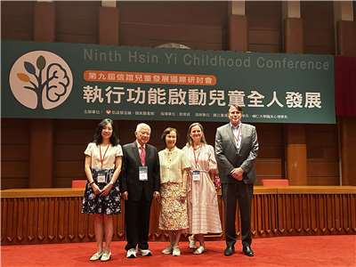 信誼基金會第九屆兒童發展國際研討會16日舉行開幕式，信誼董事長張杏如(中)及與會專家學者。(楊雨青攝)