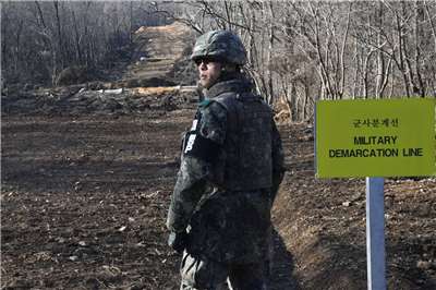 南韓軍方表示，一名北韓士兵19日越過戒備森嚴的陸地邊界進入南韓，現已被拘留。圖為軍事分界線資料照。(路透社/達志影像)