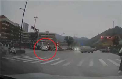 中國正舉辦四中全會期間，湖北省十堰市重慶路小學22日傍晚再度發生疑似蓄意衝撞事件，一輛白色轎車高速衝向正在走路的學生。(X平台/@whyyoutouzhele)