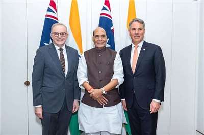 印度國防部長辛赫(Rajnath Singh，中)是2013年以來首位訪問澳洲的印度防長。(翻攝Instagram@rajnathsinghbjp)