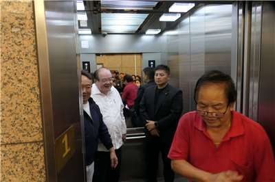 當選下屆國民黨主席的前立委鄭麗文將於11月1日全代會宣誓就職，為加速黨務交接，候任副主席兼秘書長李乾龍今天(27日)偕同候任文傳會主委吳宗憲到中央黨部，和現任黨務主管交接。(趙婉淳 攝)