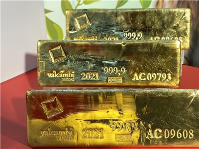 隨美國聯邦政府關門風波發酵，市場不安情緒加劇，國際金價飆漲，台銀黃金存摺今天第1盤也掛出每公克新台幣3916元新高價，直至上午10時39分為每公克3892元。資料照。(圖／陳林幸虹 攝)