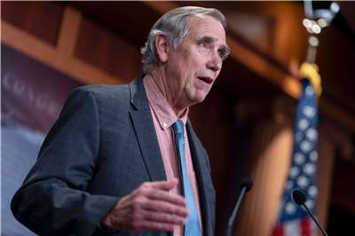 美國民主黨籍奧勒岡州參議員默克利(Jeff Merkley)，從21日晚間6點21分到22日晚間5點發表了超過22小時的演說。(美聯社/達志影像)