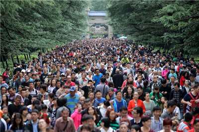 中國為掌握人口發展變化，以因應少子化、老齡化等趨勢，11月1日展開全國1%人口抽樣調查。圖為中國民眾在十一黃金周出遊照片。資料照。(圖:中央社)