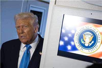 美國總統川普29日在從日本飛往韓國途中，在空軍一號上發表談話。