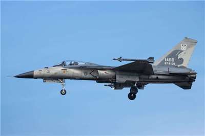 網傳經國戰機首度搭載國家中山科學研究院在國際現貨中採購的商用AESA雷達升空測試成功，中科院今天(30日)澄清非屬事實。(圖擷取自臉書@IDF經國號)