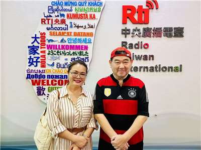 時間管理大師，同時修兩個博士，還到餐酒館打工，體驗人生，尋找寫作題材！