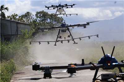 民間無人機結合化學兵調製消毒藥劑進行大範圍噴灑消毒。(國軍第三作戰區提供)

