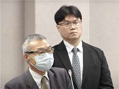 立法院20日排審公立學校教職員退休資遣撫卹條例修法草案。前為銓敘部次長懷敘、後為教育部次長朱俊彰。(翻攝國會頻道)