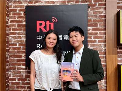 主持人內克與來賓Asha老師（左）