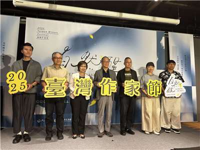 文化部長李遠(右四)、國立臺灣文學館館長陳瑩芳(左三)8日共同宣告第一屆臺灣作家節將於11/7登場。(楊雨青攝)