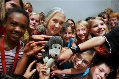 唐獎第4屆永續發展獎得主珍古德（Jane Goodall）（圖中白髮者）。（唐獎基金會提供）