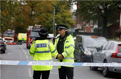 英國警方表示，曼徹斯特（Manchester）北部一座猶太會堂外圍2日發生汽車衝撞民眾和持刀攻擊事件，造成4人受傷，警方已開槍制伏嫌犯。 （路透社／達志影像）