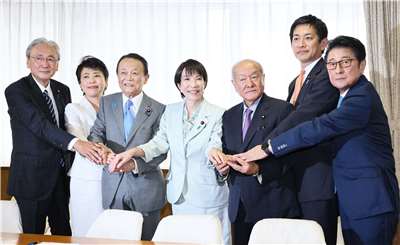 日本自民黨新任總裁高市早苗7日敲定黨內一級人事。左起：古屋圭司、有村治子、麻生太郎、高市早苗、鈴木俊一、小林鷹之、松山政司。