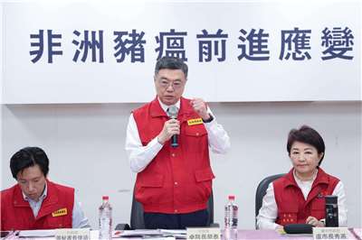 行政院長卓榮泰(站立者)23日到台中視察「非洲豬瘟前進應變所」。(圖：卓榮泰臉書)