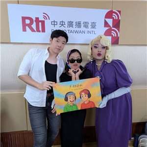 主持人亞特(左)、佑仁╱佑仁娜(右)與來賓李竺芯(中)