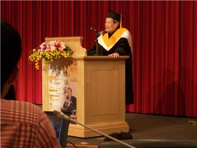 楊振寧2015年於國立臺灣大學領取名譽博士學位時發表感言。(維基百科/CC BY-SA 4.0)
