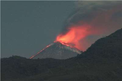 位於印尼佛羅雷斯島的勒沃托比火山噴發。示意資料照。