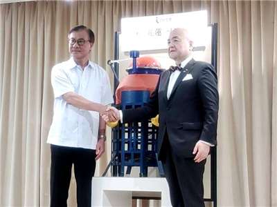 日本支援台灣監測堰塞湖的「投入式水位觀測機器」(中)17日在台北的日本台灣交流協會舉行致贈儀式，日本駐台代表片山和之(右)與台日關係協會會長蘇嘉全(左)合影 (央廣記者王照坤 攝)