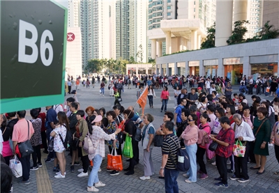 來自廣東珠海、中山、江門等地的中國大陸遊客到香港旅遊。圖為眾多陸客在東涌B6巴士站。資料照。(中新社提供)