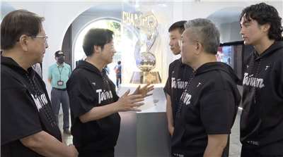 總統府「BEHIND THE CHAMPION：冠軍之路」全新特展今天(18日)正式開展，賴清德總統上午特別前往展區參觀，並與冠軍金盃合影。合影後，賴總統對站在旁邊的李洋也予以勉勵。(圖擷取自總統府影音)
