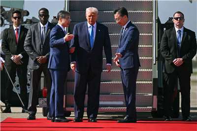 美國總統川普29日搭乘專機抵達韓國慶州機場，韓國外長趙顯(左)在場迎接。