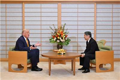 美國總統川普（左）27日前往日本東京，會見了日本德仁天皇（右）。 (路透社/達志影像)
