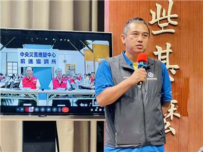參與馬太鞍溪堰塞湖特遣隊的林保署花蓮分署技師賴光榮9日出席行政院會後記者會，說明本次探勘任務。(鄭佑漢 攝)