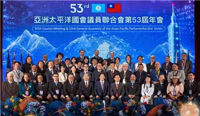 外交部2日發布2025年國慶影片，以「堅韌的台灣」為題，細數台灣成果，向全球分享「Team Taiwan」的榮耀，傳達「讓台灣成為世界之光」的期許。(翻攝國慶影片)