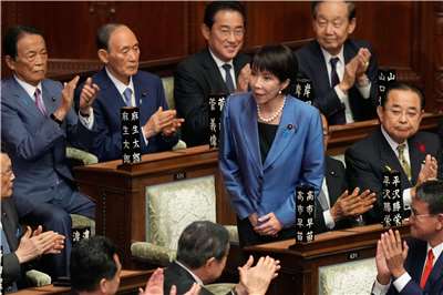 日本眾議院21日舉行首相指名選舉，自民黨總裁高市早苗(站立者)獲得多數支持，獲指名為日本第104任首相。(美聯社/達志影像)