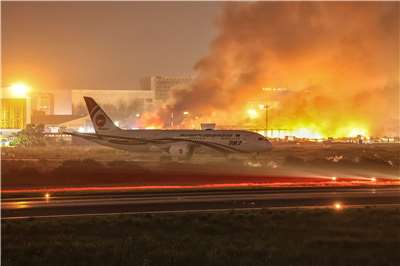孟加拉首都達卡的沙阿賈拉勒國際機場，貨運航廈18日爆發重大火災。