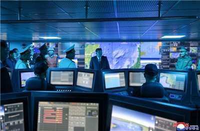 根據北韓中央通信社報導，金正恩5日視察時表示，這艘戰艦「清楚展現了(北韓)武力的發展成果」。(翻攝KCNA)