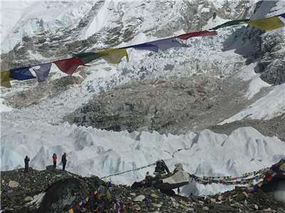 上週末攀登聖母峰遭遇暴風雪而圍困逾200登山客，今(7日)持續撤離。圖為從西藏攀登珠穆朗瑪峰(聖母峰)途中營地。(Pixabay)